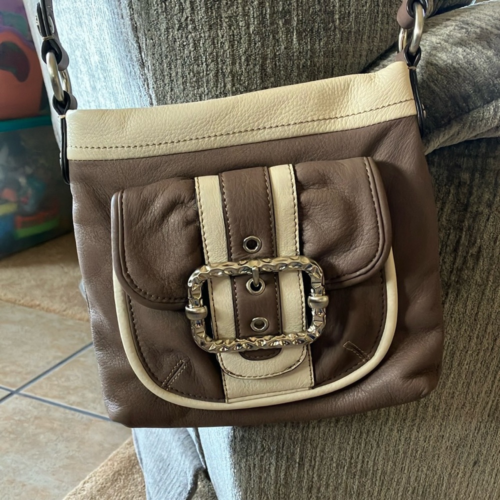 B MAKOWSKY CROSS BODY WITH ENCLOSED WALLET 
CLAY AND CREAM COLOR
EX CONDITION